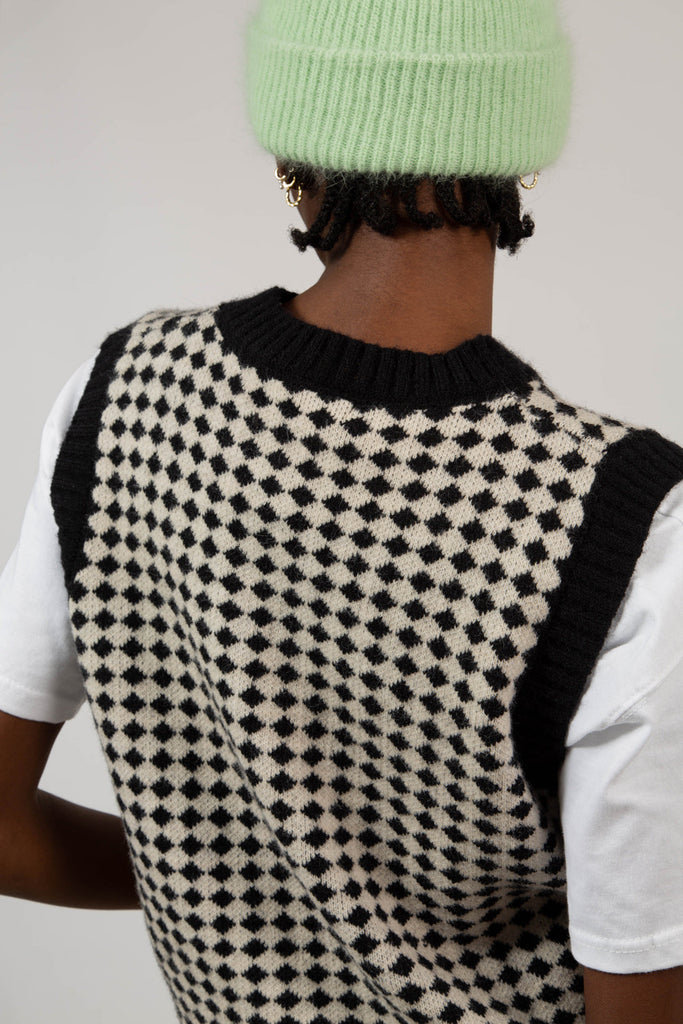 Black and white intarsia diamond sweater vest_7