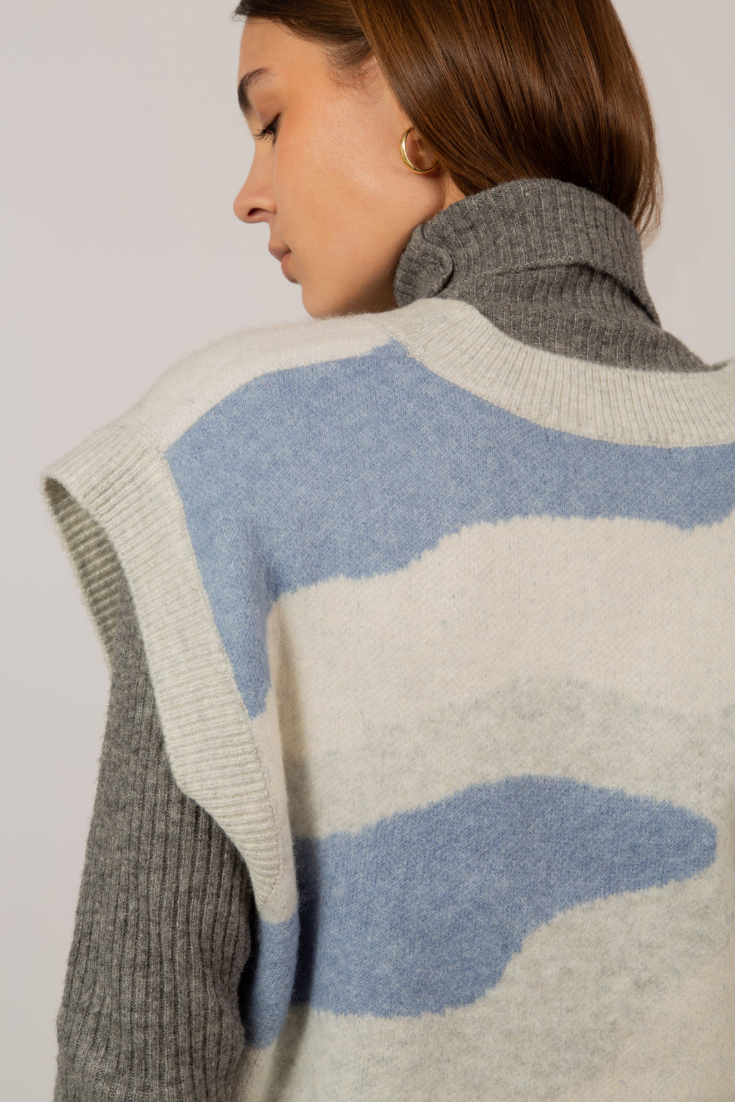 Pale blue and grey intarsia zebra sweater vest_8