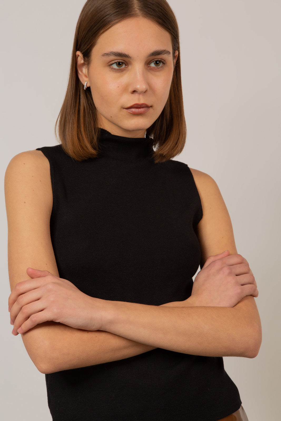 Black sleeveless mock neck knit tank_2