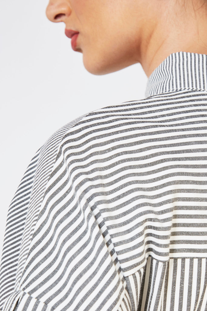 Grey and white contrast thin striped tie waist dress_11