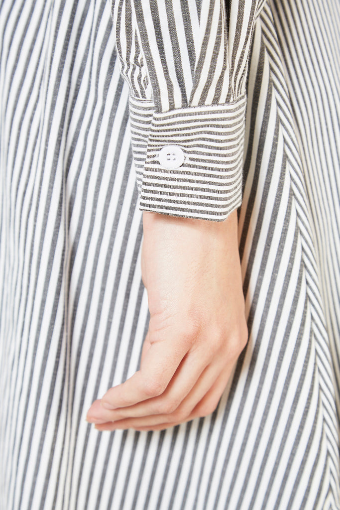 Grey and white contrast thin striped tie waist dress_6
