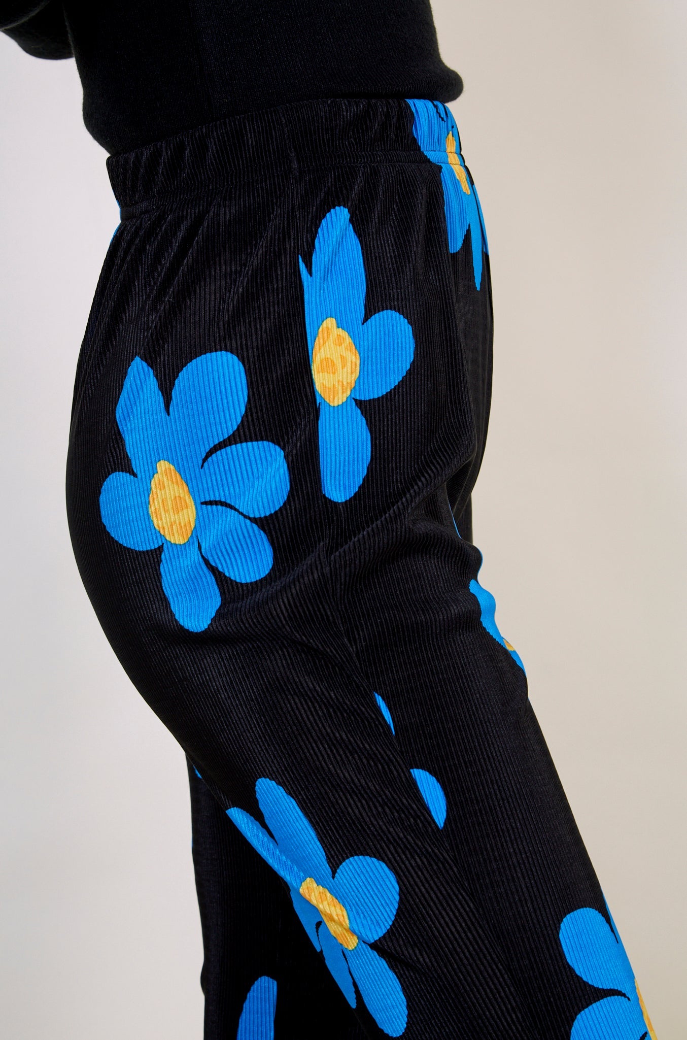 Bright blue daisy print trousers_5