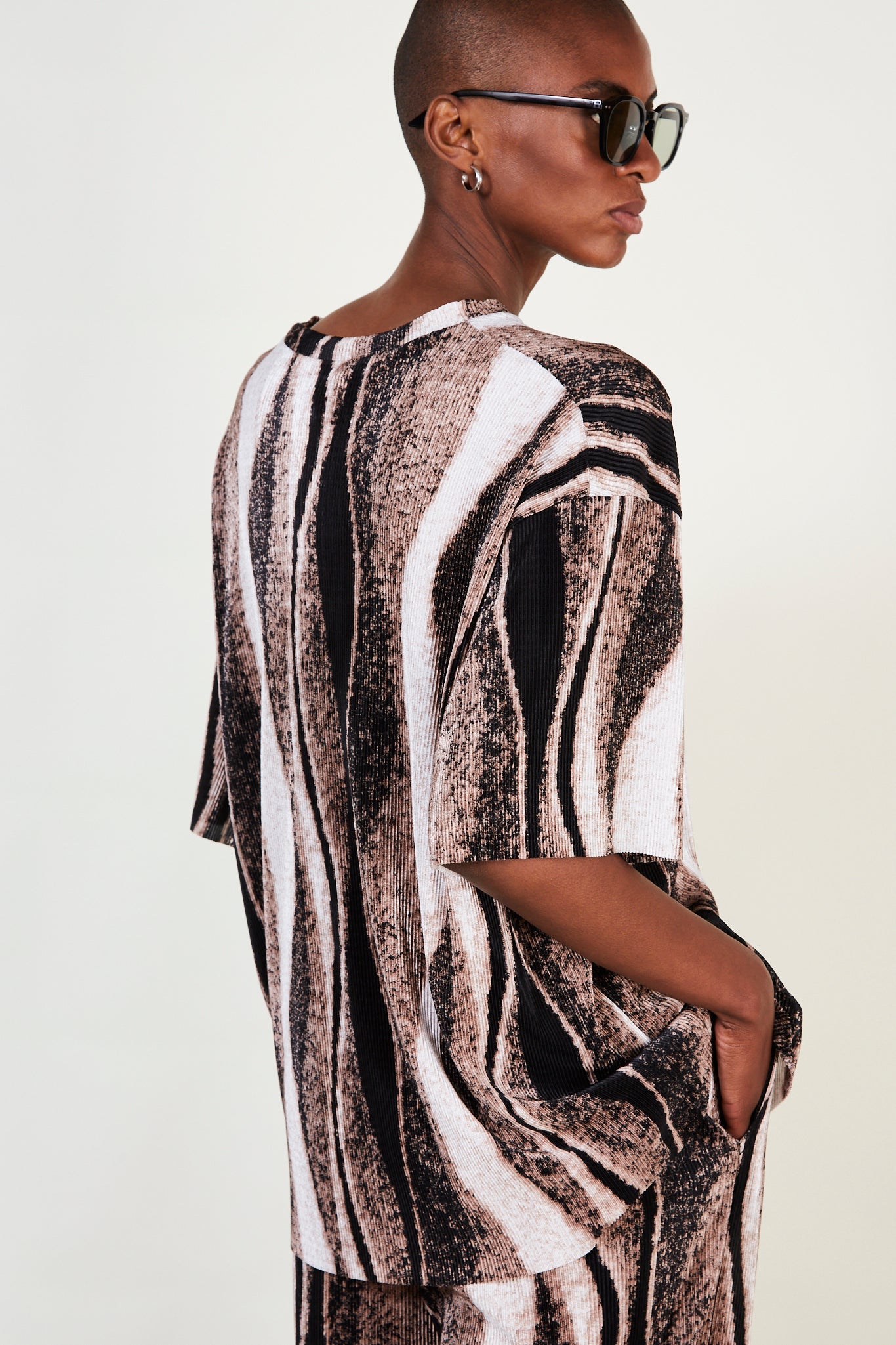 Beige and black abstract print short sleeved top_4