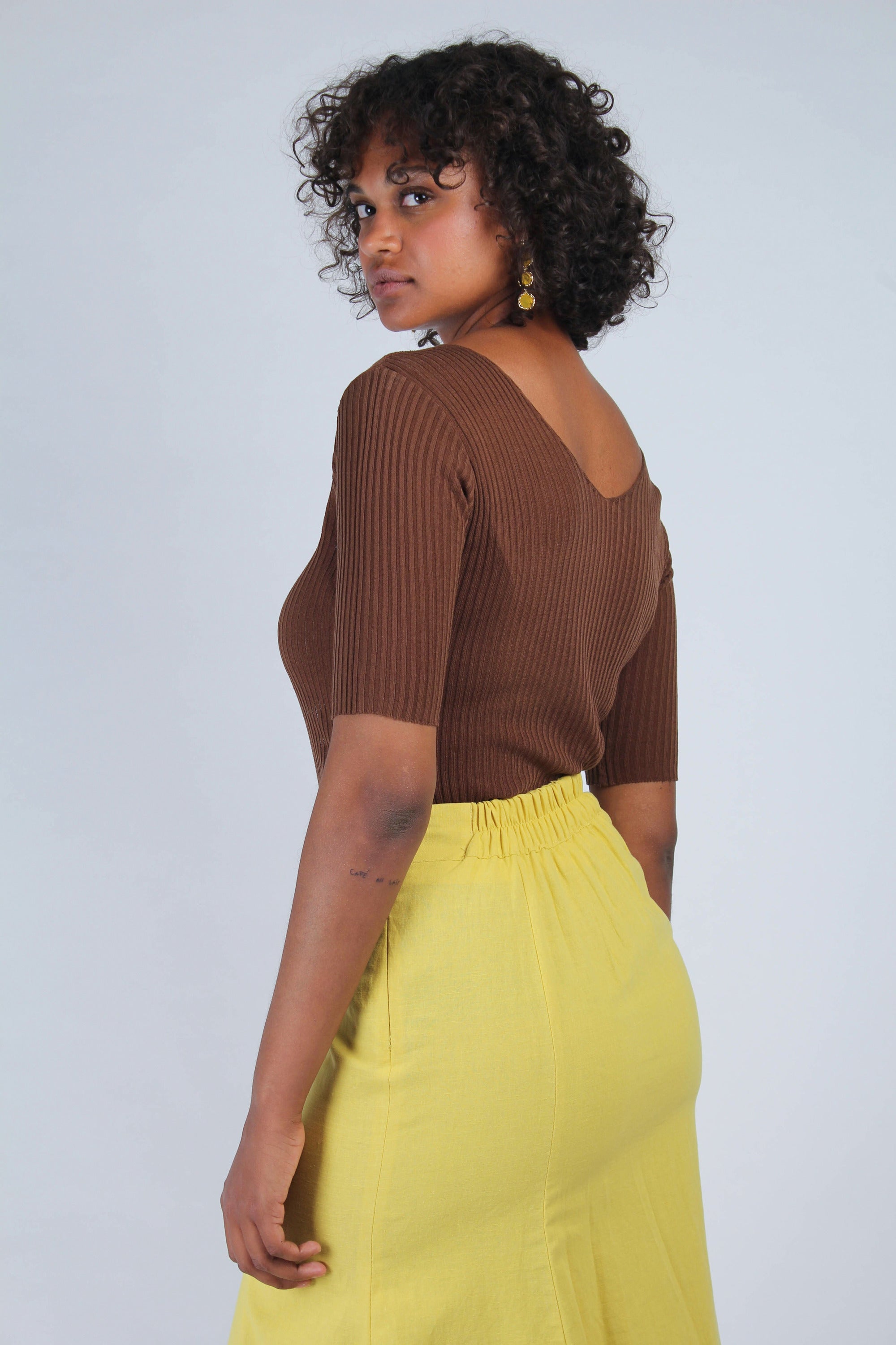 Brown double V-neck ribbed knit tee_3