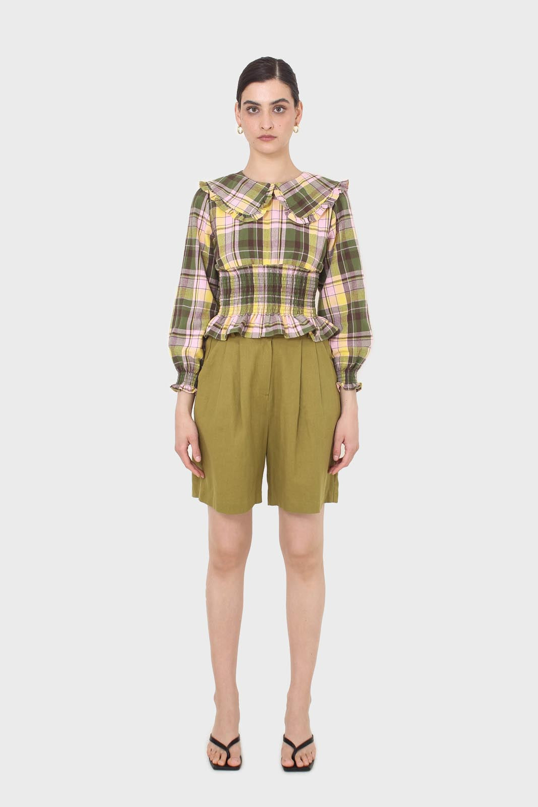 Olive tucked wide fit linen shorts_3