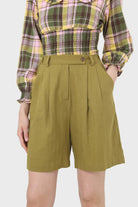 Olive tucked wide fit linen shorts_1