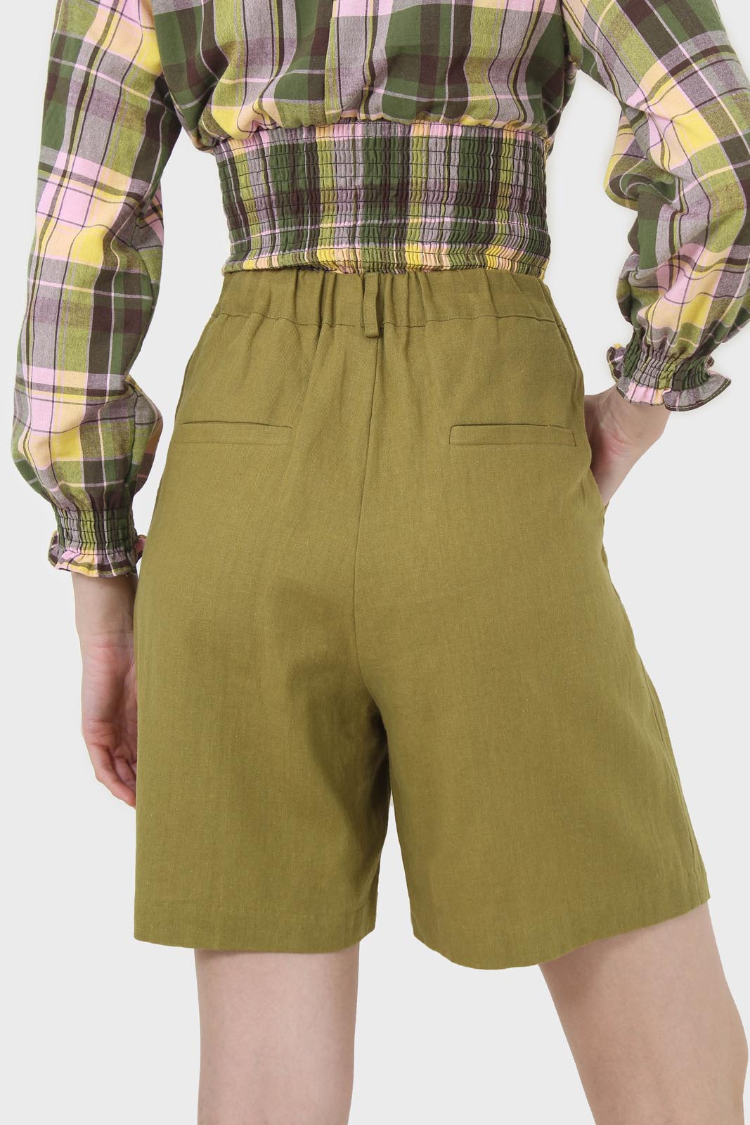 Olive tucked wide fit linen shorts_2