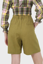 Olive tucked wide fit linen shorts_2