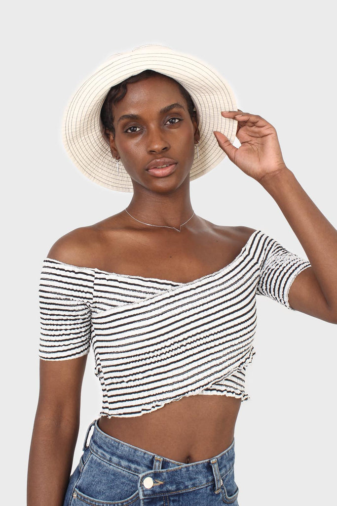 Black and white stripe ruched cropped off shoulder tee_4