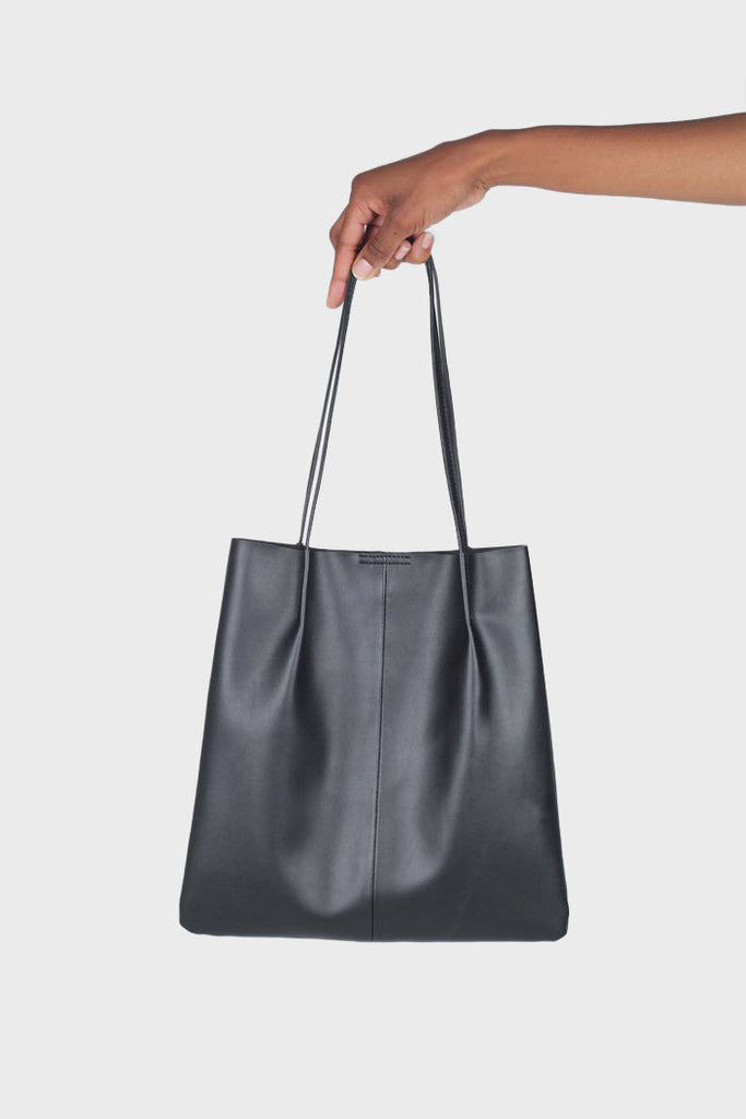 Black vegan leather pinched strap tote bag_2
