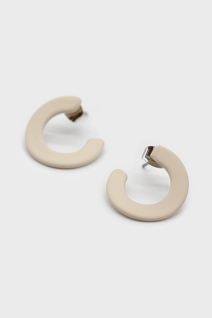 Ivory matte open circle stud earrings_1