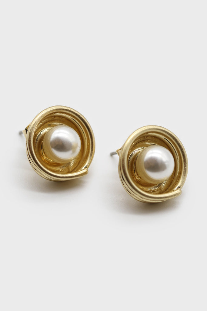 Gold large pearl circle nest earrings_1