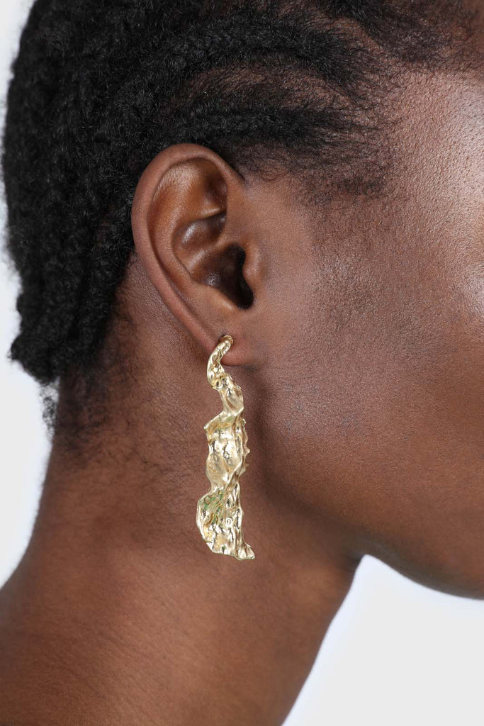 Gold hammered twisting shard earrings_1