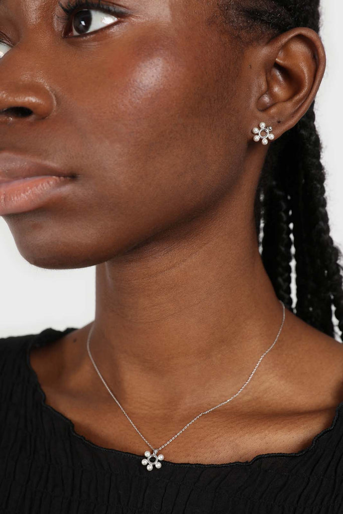 Silver pearl flower earrings_3