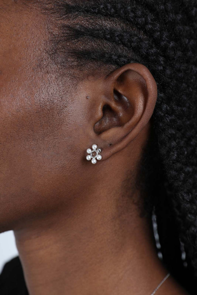 Silver pearl flower earrings_2