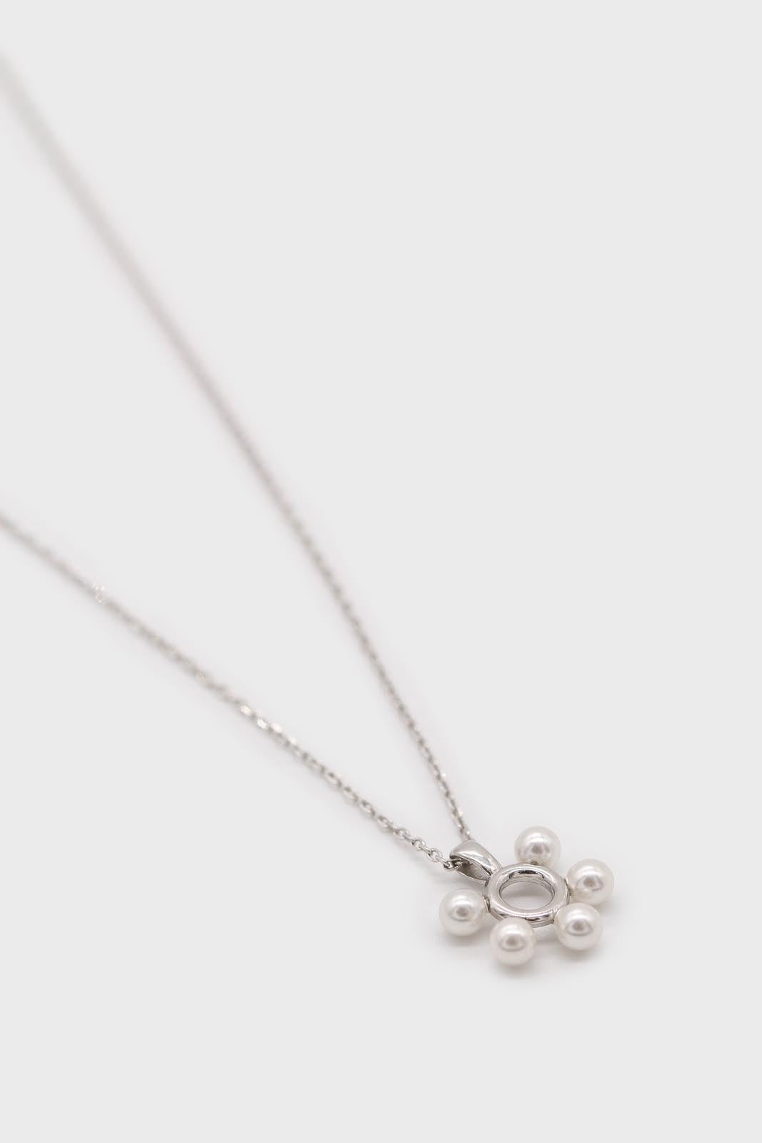 Charm necklace pearl flower