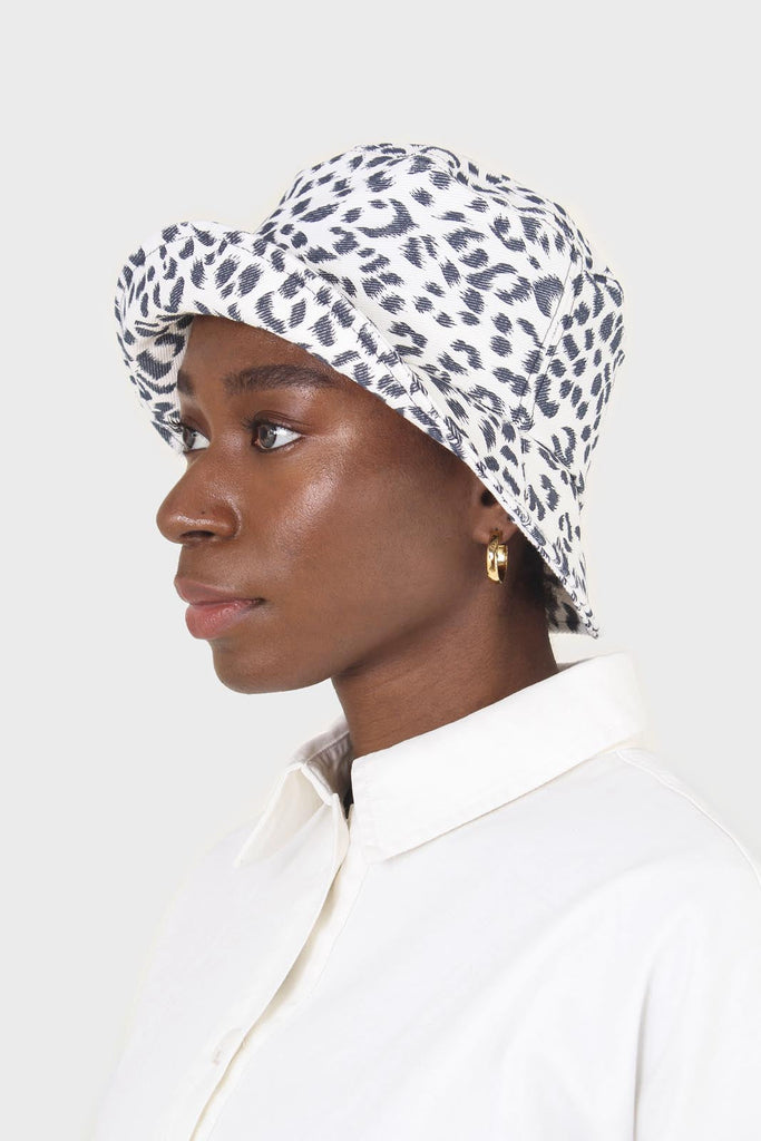 Ivory and navy leopard print bucket hat_2