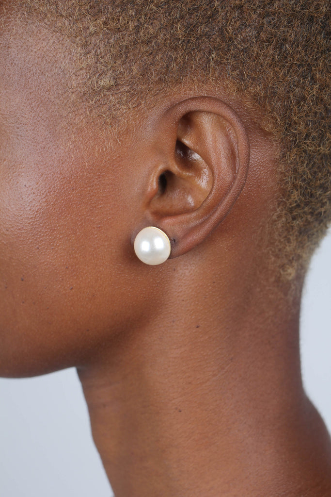 Gold giant pearl fan earrings_8