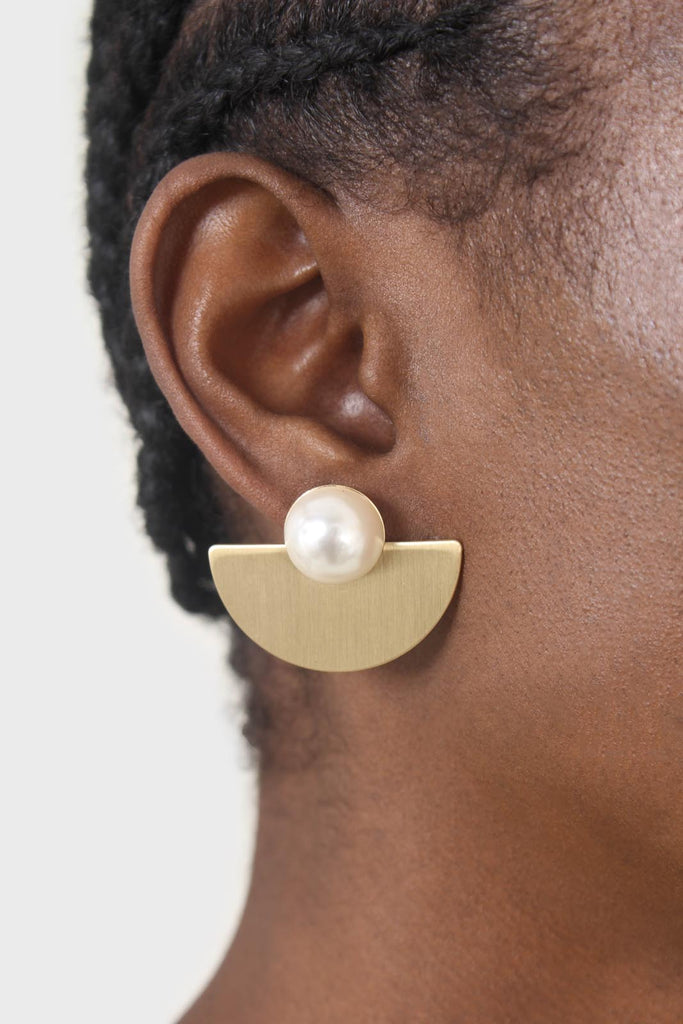 Gold giant pearl fan earrings_3