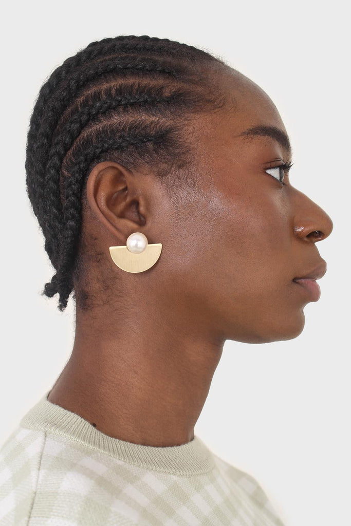 Gold giant pearl fan earrings_2