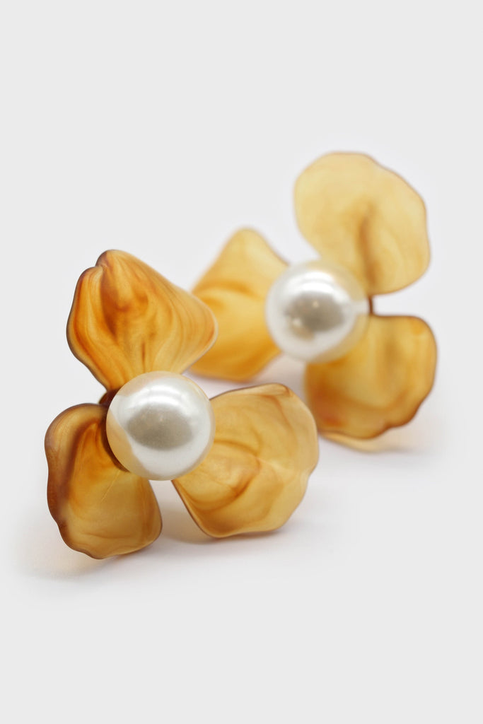 Tortoise shell and pearl flower stud earrings_1