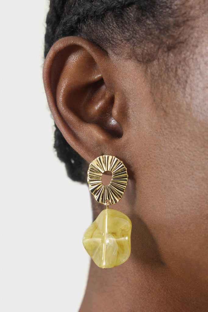 Gold ridged drop lime enamel circle earrings_2