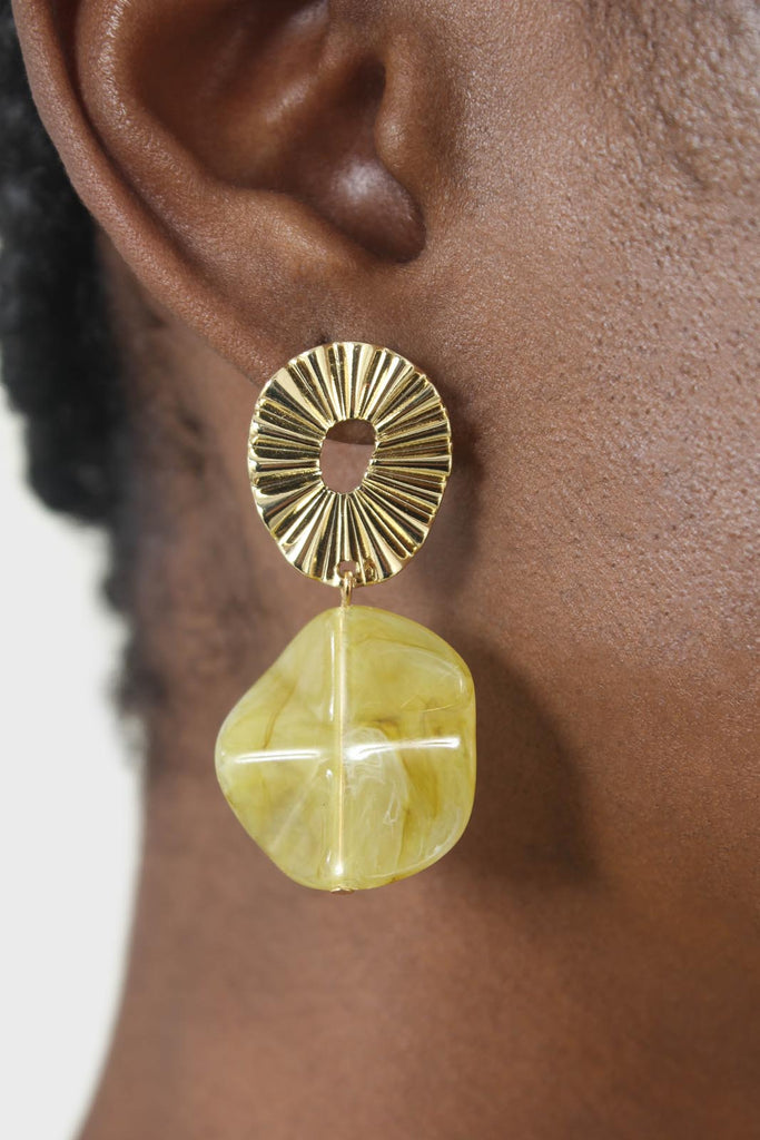 Gold ridged drop lime enamel circle earrings_4