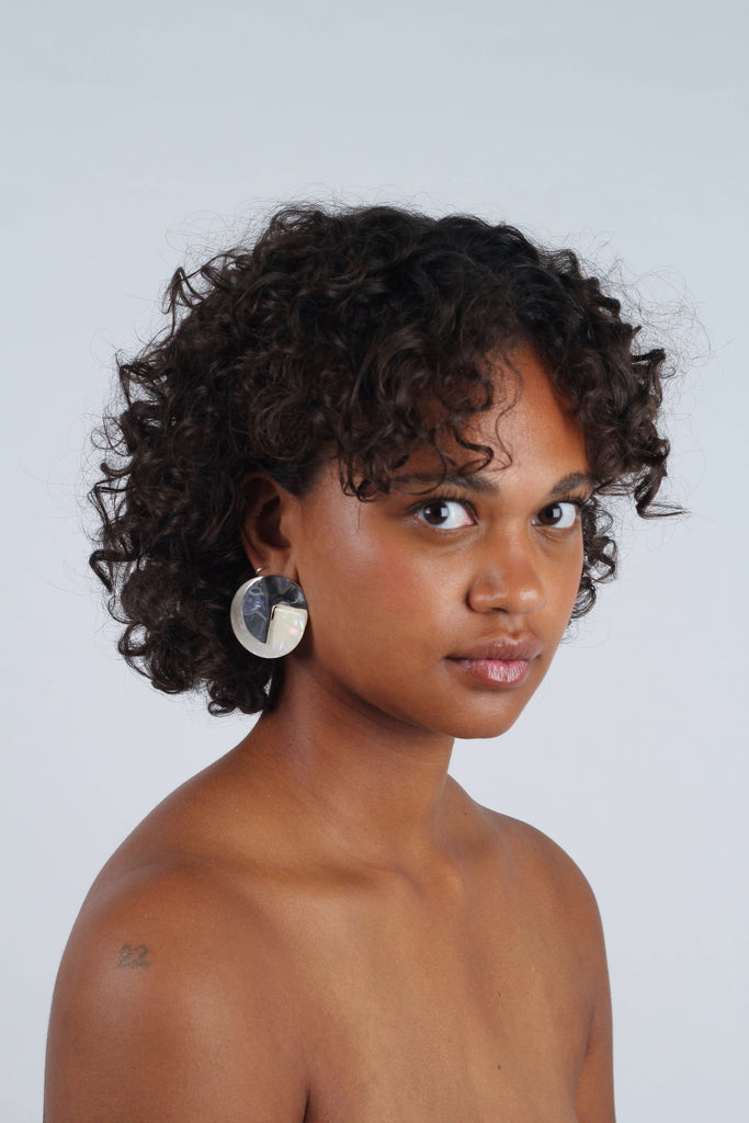 Ivory fleck and hammered silver disc earrings_4
