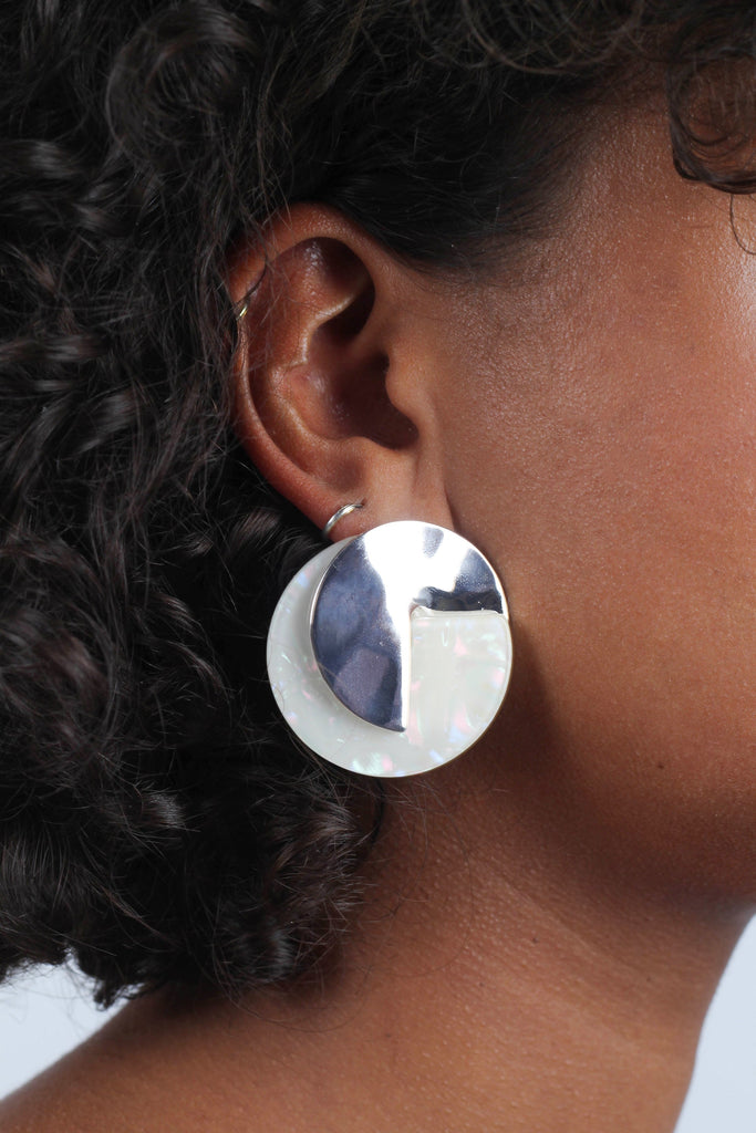 Ivory fleck and hammered silver disc earrings_3