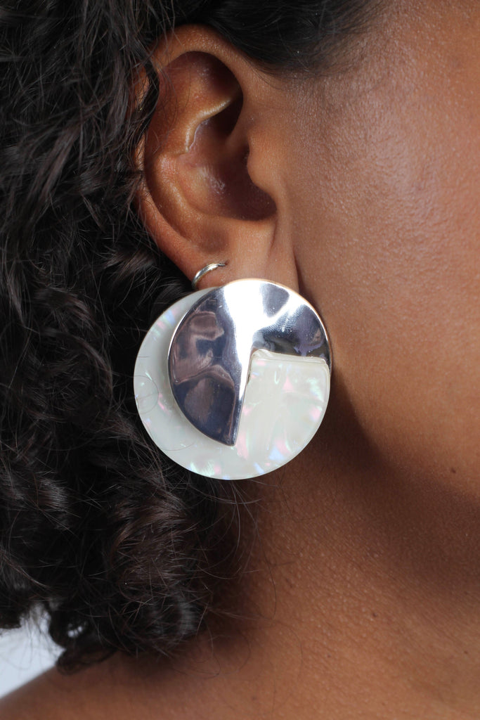 Ivory fleck and hammered silver disc earrings_6