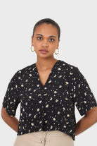 Black daisy print short sleeved blouse_1