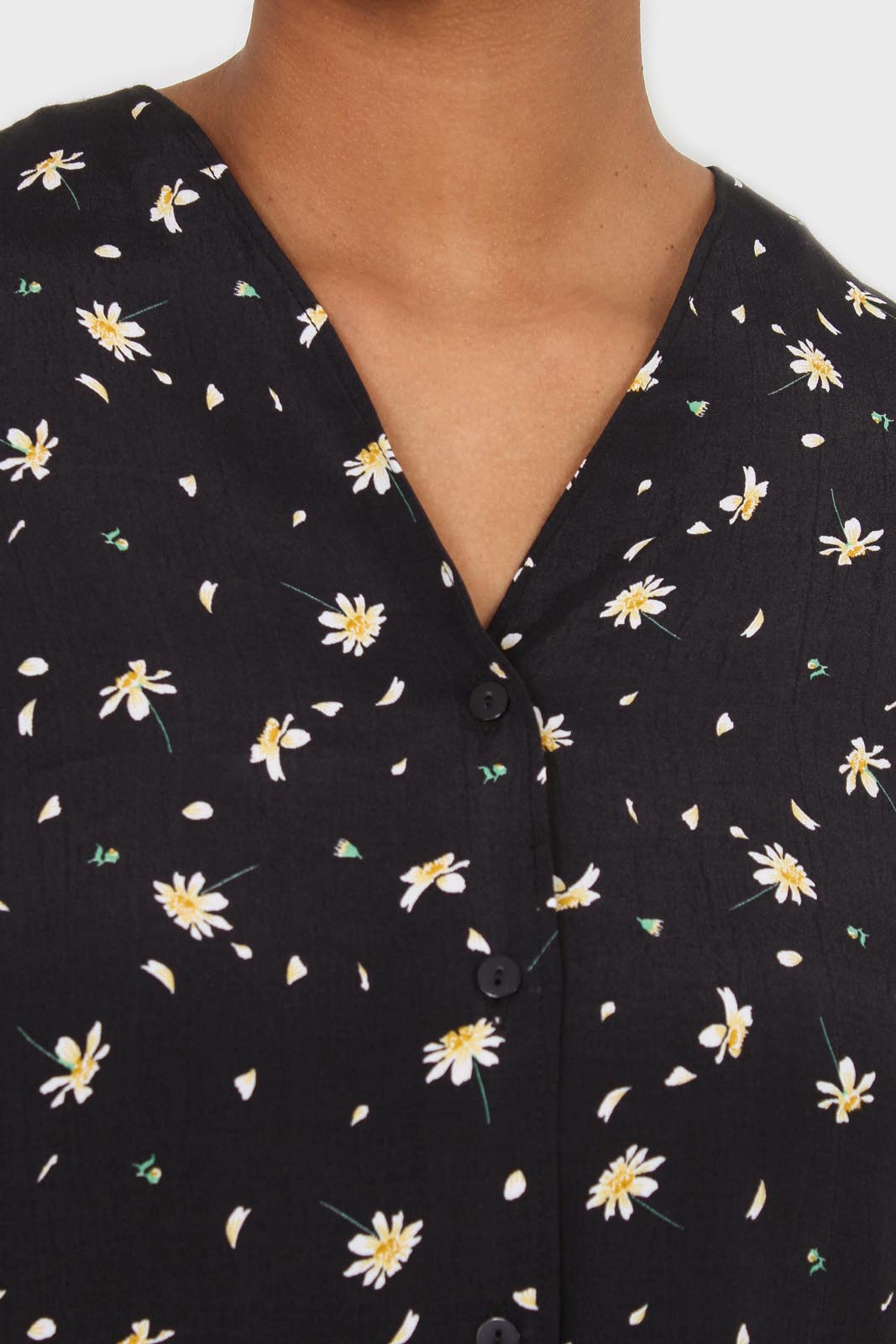 Black daisy print short sleeved blouse_5