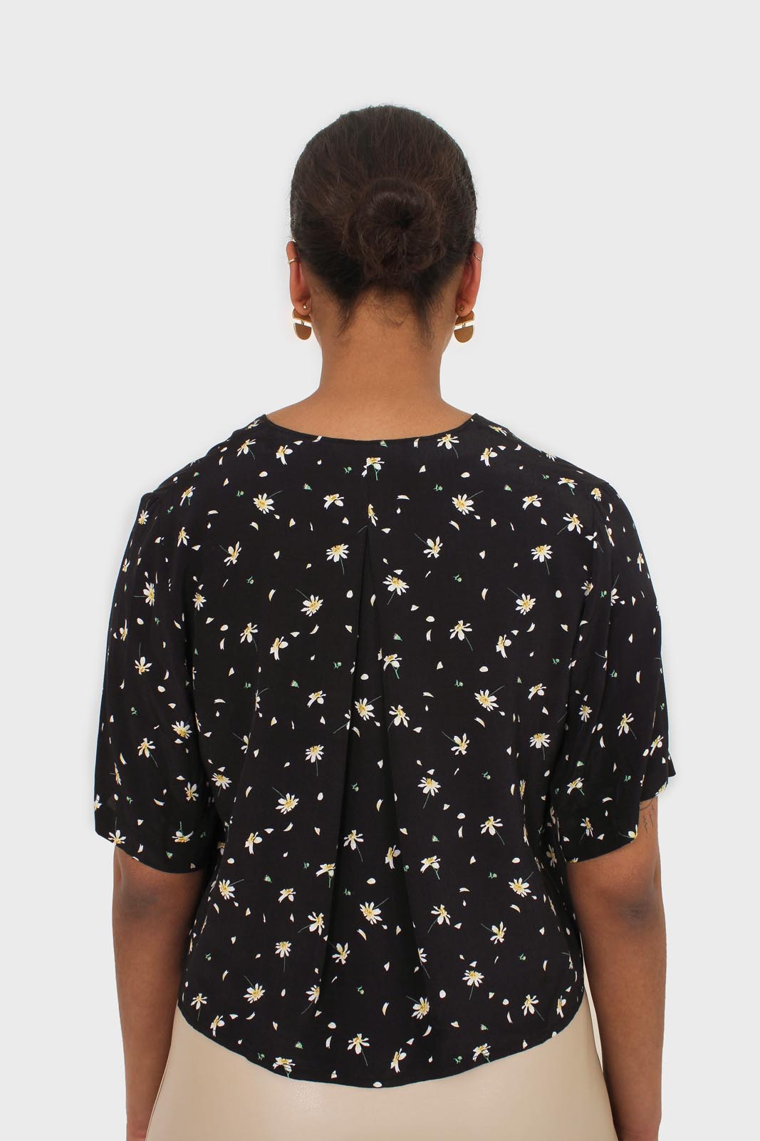 Black daisy print short sleeved blouse_3