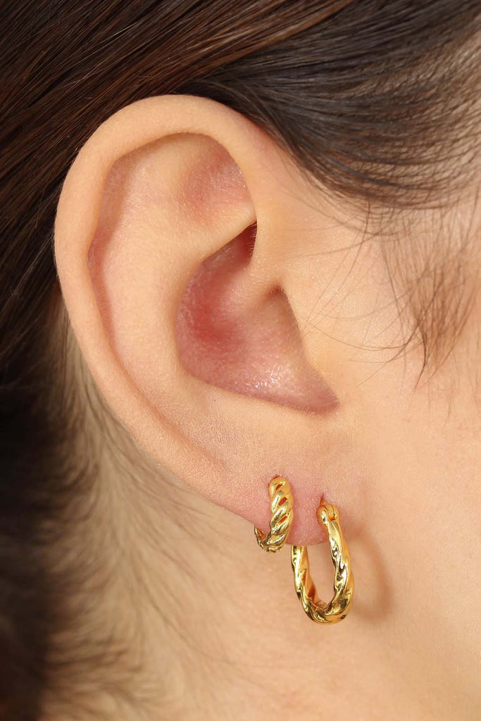 Gold twisted oval huggie earring - 9mm_2