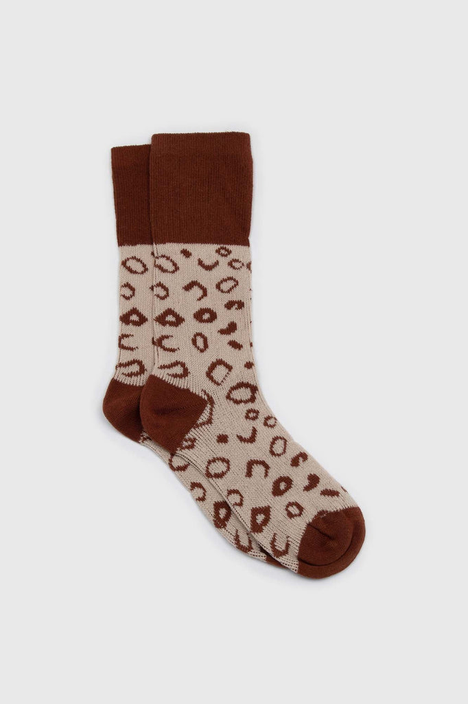 Beige and brown leopard outline socks_1