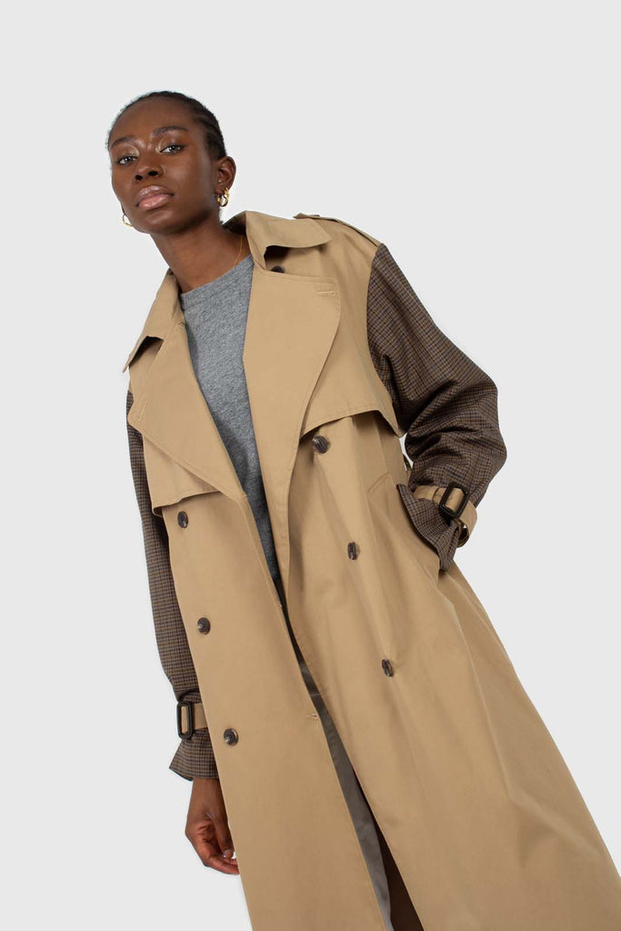 Beige and brown checked sleeve trench coat_2