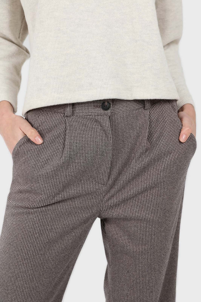 Beige and ivory houndstooth check trousers_4