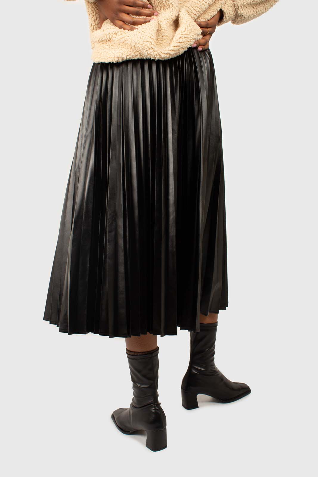 Black vegan leather pleated midi skirt_8