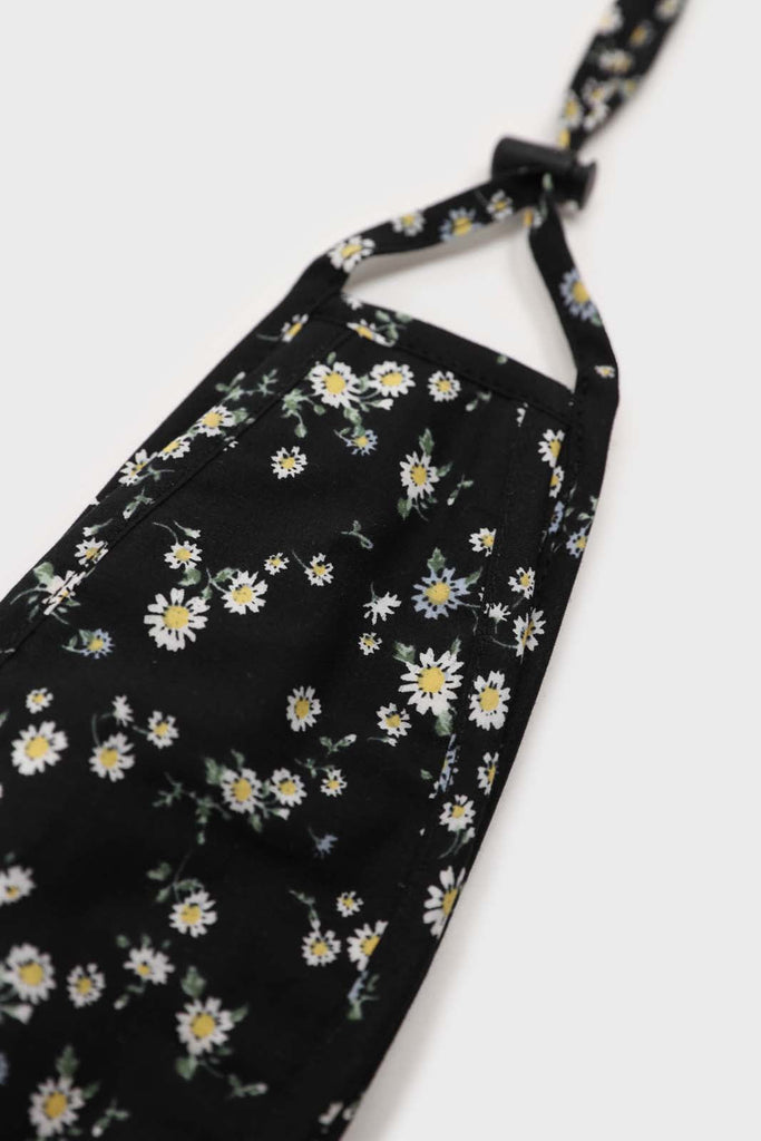 Black and white wild daisy print face mask_1