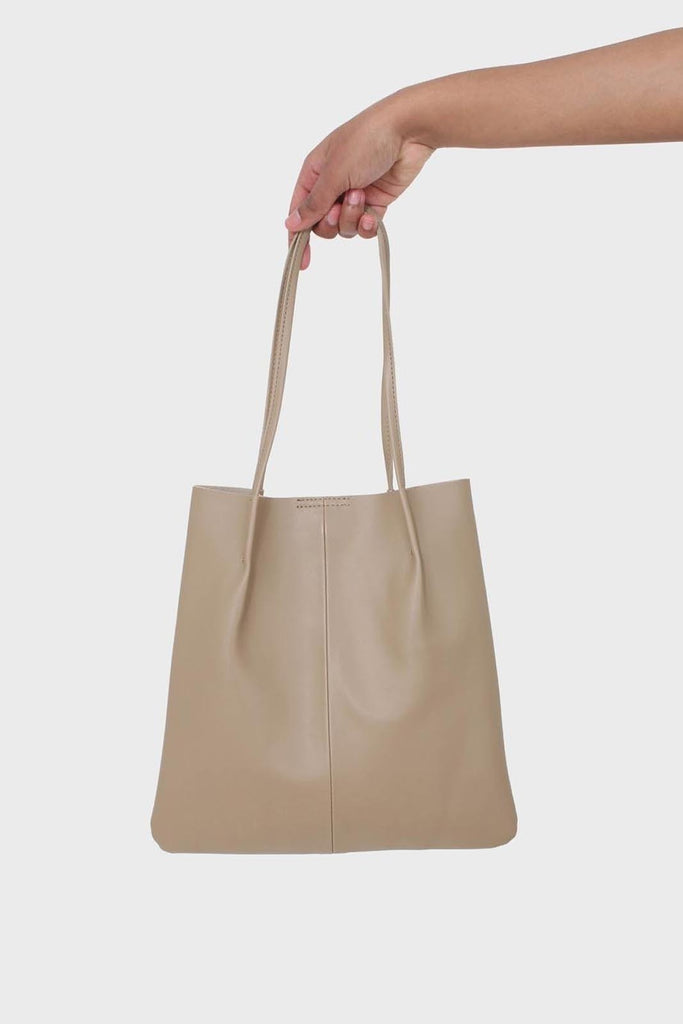 Light beige vegan leather pinched strap tote bag_2