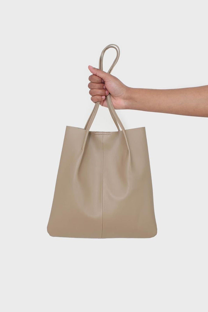 Light beige vegan leather pinched strap tote bag_1