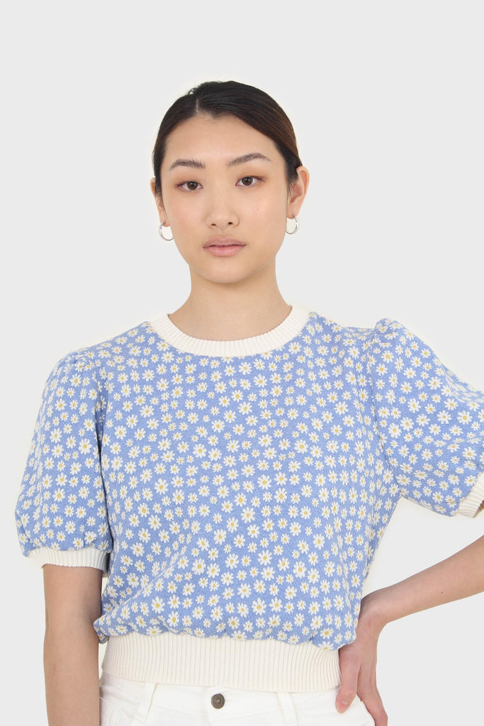 Blue and white daisies short puff sleeved top_3