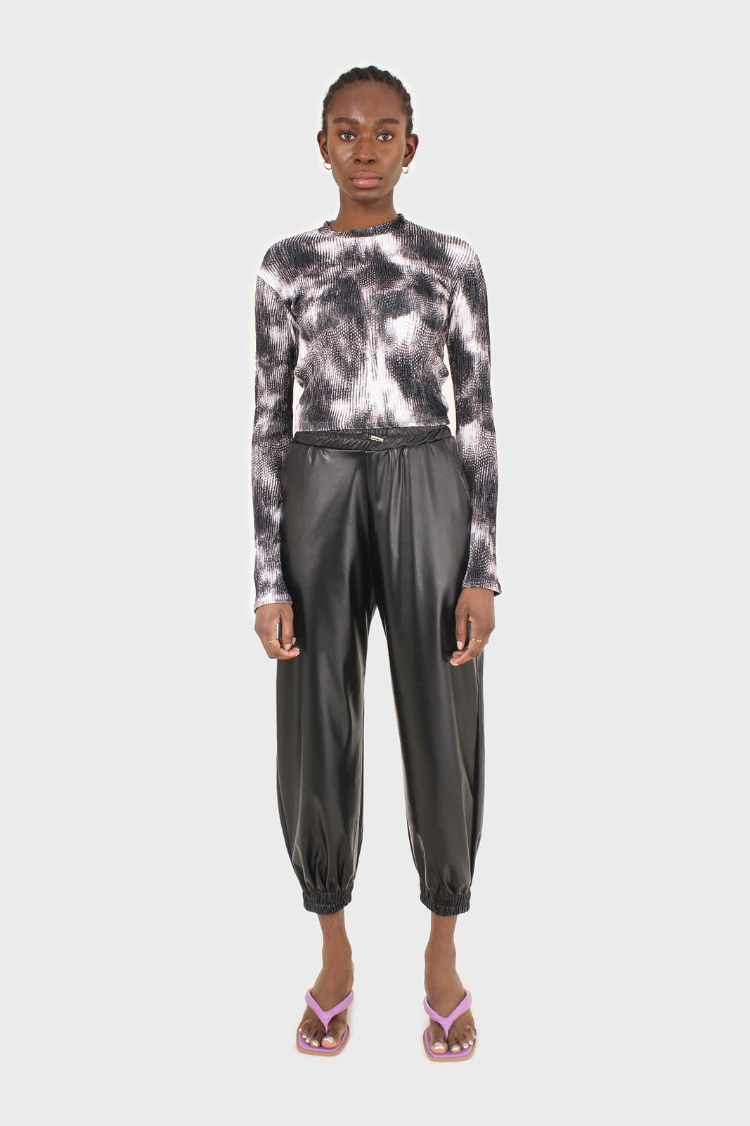 Black tie dye print velvet cropped top_3