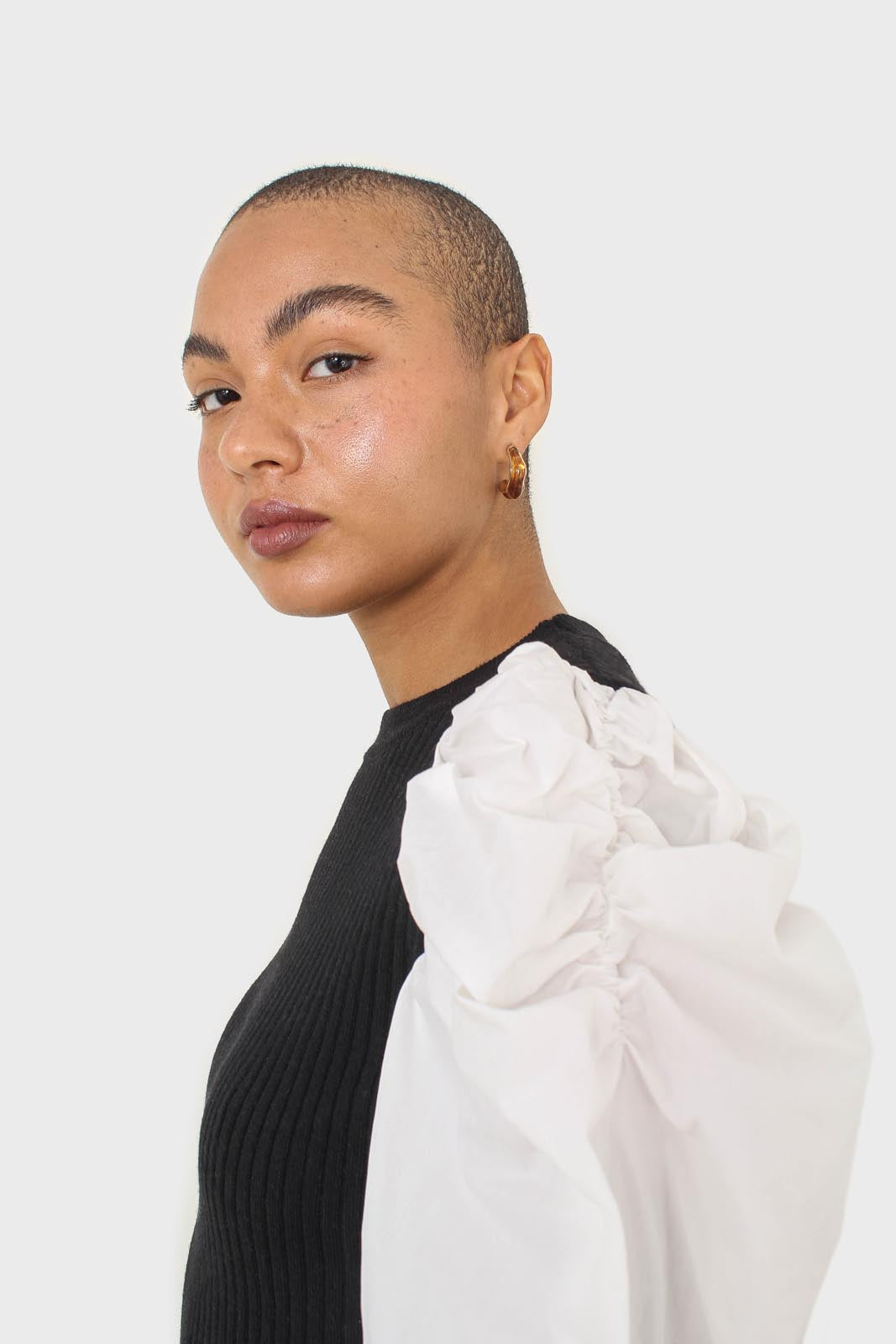 Black knit and white contrast puff sleeved top_6