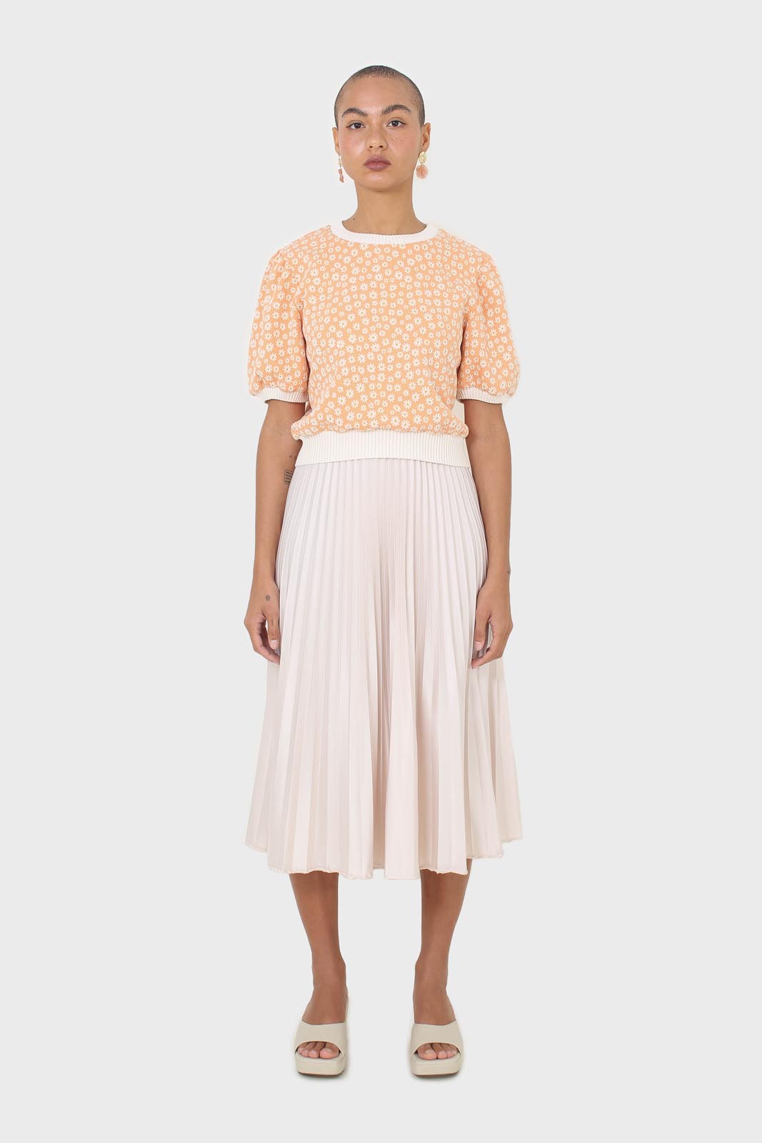 Orange and white daisies short puff sleeved top_5