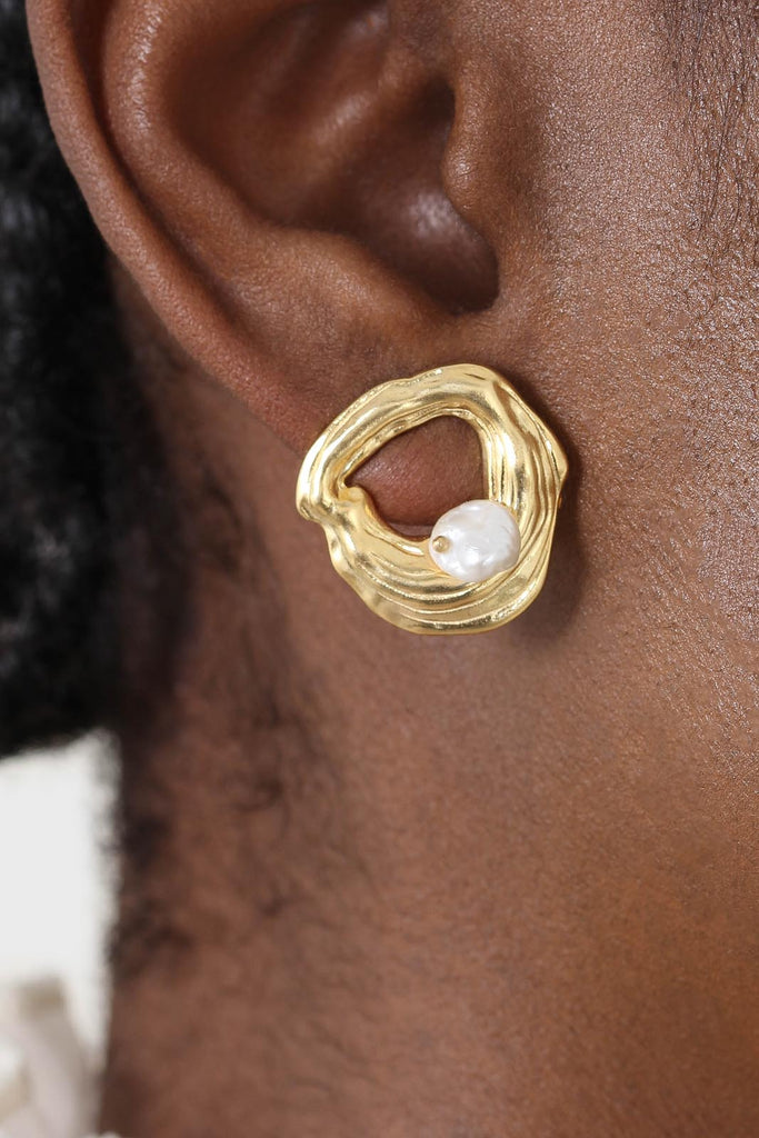 Gold and genuine pearl circle earrings_3