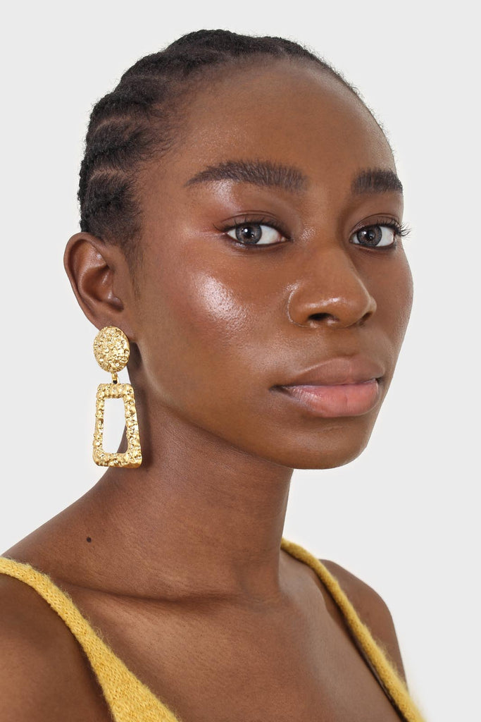 Gold irregular texture rectangle earrings_4