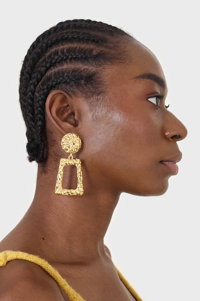 Gold irregular texture rectangle earrings_3