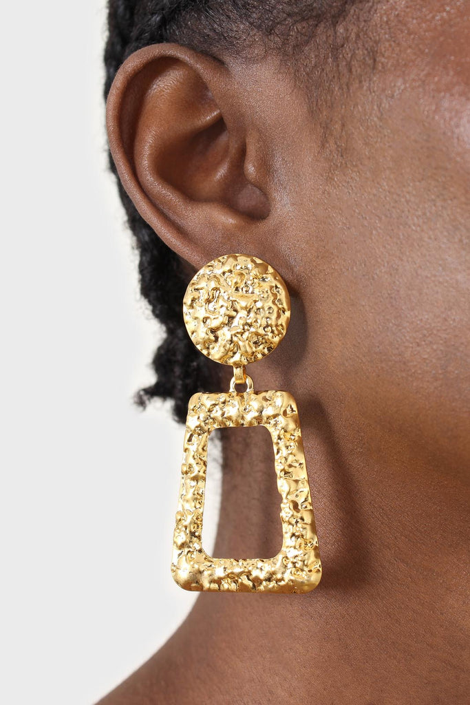 Gold irregular texture rectangle earrings_2