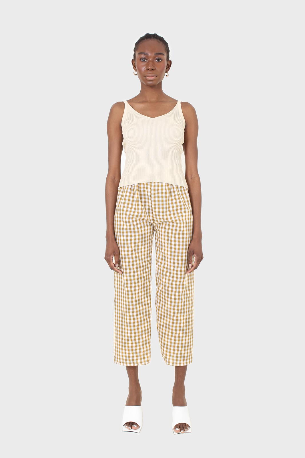 Beige v-neck knit tank_4